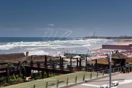 Image du Maroc Professionnelle de  Tahiti Beach Club piscines privées sur la corniche de Aïn Diab à Casablanca. Casablancais et visiteurs se dirigent vers la corniche quand la météo est favorable à la baignade. A une époque pas si lointaine plusieurs piscine’s fleurissent sur  cette corniche  toutes, plus sportives, plus élitistes les unes que les autres. Elles étaient même plus nombreuses qu’aujourd’hui certaines ont disparu comme les sables d’or, la piscine municipale Georges Orthlieb etc… Au fond le phare d'El Hank. Lundi  7 Juillet 2009. (Photo / Abdeljalil Bounhar)
